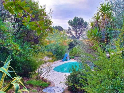 une petite piscine avec toboggan dans le jardin dans l'établissement Villa climatisée Roquebrune 5 pièces, 8 couchages, piscine privée, proche plage - FR-1-226-429, à Roquebrune-sur Argens
