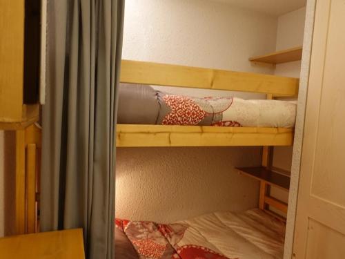 Ce lit superposé se trouve dans un dortoir doté de lits superposés. dans l'établissement Appartement 5 pers. avec piscine, balcon, proche ski et village - FR-1-342-215, à Beaufort