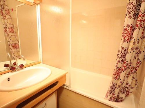 une salle de bain avec un lavabo et une douche dans l'établissement Appartement 5 pers. avec piscine, balcon, proche ski et village - FR-1-342-215, à Beaufort