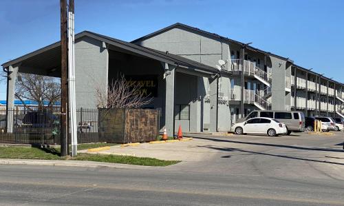 een gebouw met een auto geparkeerd op een parkeerplaats bij Travel Inn San Antonio in San Antonio