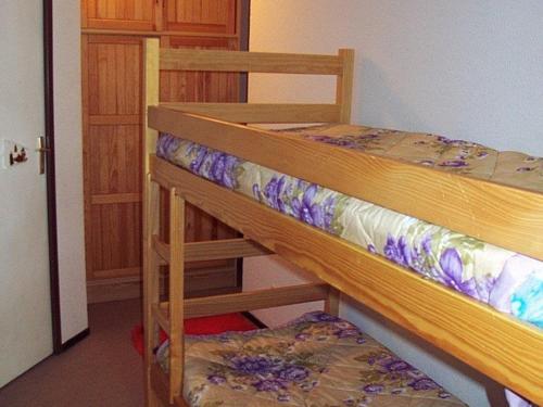 quelques lits superposés dans une chambre dans l'établissement Appartement Vars Ste Marie - 2P+coin montagne, 4 couchages, balcon Ouest, proche pistes - FR-1-330B-167, à Vars