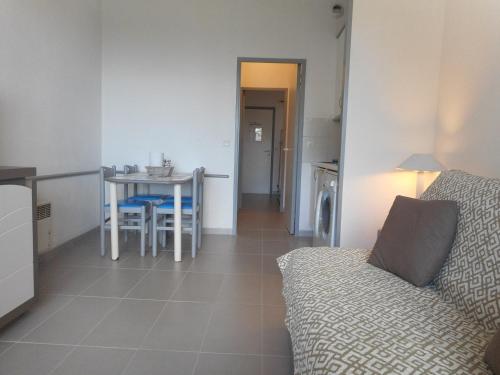 Studio Rénové en Bord de Mer avec Terrasse, Parking et Wifi à Villeneuve-Loubet - FR-1-252A-29