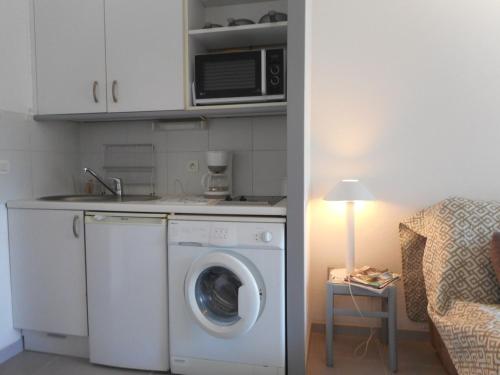 une cuisine avec un lave-linge et un micro-ondes dans l'établissement Studio Rénové en Bord de Mer avec Terrasse, Parking et Wifi à Villeneuve-Loubet - FR-1-252A-29, à Villeneuve-Loubet