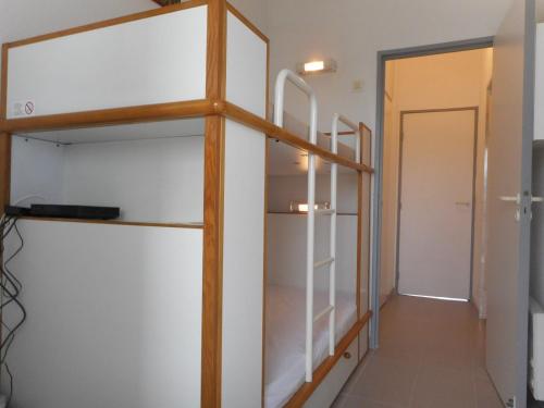 Cette chambre comprend 2 lits superposés et un couloir. dans l'établissement Studio Rénové en Bord de Mer avec Terrasse, Parking et Wifi à Villeneuve-Loubet - FR-1-252A-29, à Villeneuve-Loubet