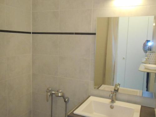 une salle de bain avec un lavabo et un miroir dans l'établissement Studio Rénové en Bord de Mer avec Terrasse, Parking et Wifi à Villeneuve-Loubet - FR-1-252A-29, à Villeneuve-Loubet