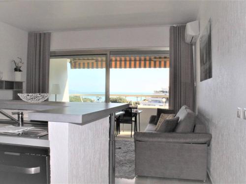 une cuisine et un salon avec vue sur l'océan dans l'établissement Appartement 2P, 4 couchages, climatisé avec parking à Villeneuve-Loubet Plage - FR-1-252A-30, à Villeneuve-Loubet