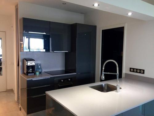 une cuisine avec un évier et un plan de travail dans l'établissement Appartement 2 Pièces, Clim, Parking, Villeneuve-Loubet Plage - FR-1-252A-28, à Villeneuve-Loubet