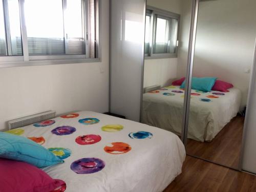 une chambre avec deux lits et un miroir dans l'établissement Appartement 2 Pièces, Clim, Parking, Villeneuve-Loubet Plage - FR-1-252A-28, à Villeneuve-Loubet