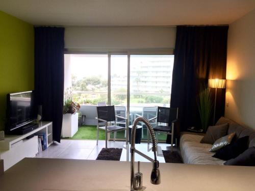 un salon avec une kitchenette et un salon dans l'établissement Appartement 2 Pièces, Clim, Parking, Villeneuve-Loubet Plage - FR-1-252A-28, à Villeneuve-Loubet