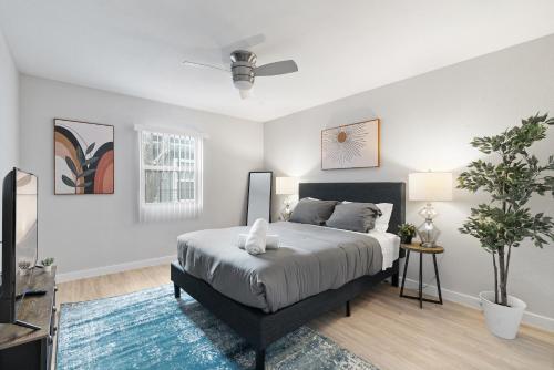 ein Schlafzimmer mit einem großen Bett mit einem blauen Teppich in der Unterkunft Evonify Stays - Highland - Stylish Furnished Apartments in Austin