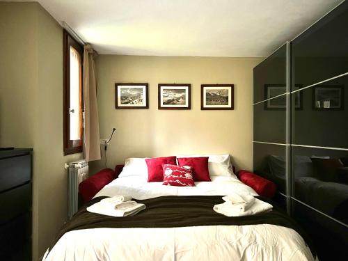 A bed or beds in a room at Pine Tree Studio