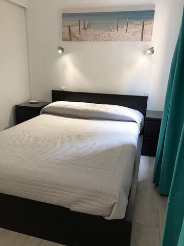 - une chambre avec un lit et une peinture sur la plage dans l'établissement Monaco Beausoleil 