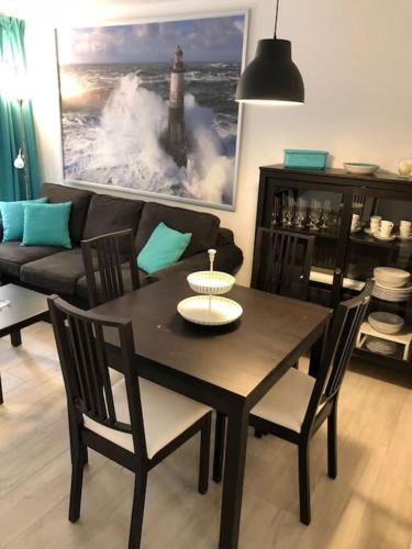 un salon avec une table et un canapé dans l'établissement Monaco Beausoleil 