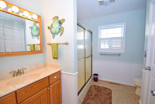 ein Badezimmer mit Waschbecken und Dusche in der Unterkunft Barge Road 13609 home in Ocean City