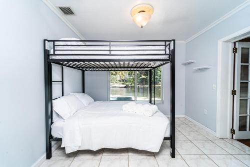um quarto com uma cama e uma janela em Central Waterfront Villa Salt Wtr Pool Near Beach em Fort Lauderdale
