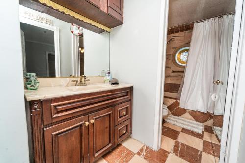 uma casa de banho com um lavatório e um chuveiro em Central Waterfront Villa Salt Wtr Pool Near Beach em Fort Lauderdale