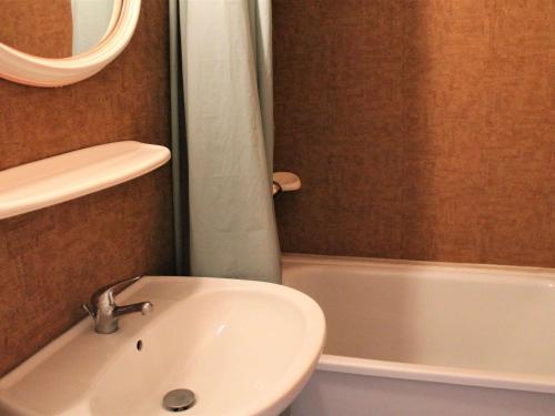 Koupelna v ubytování Appartement Vars-Sainte-Marie, 1 pièce, 4 personnes - FR-1-330B-157