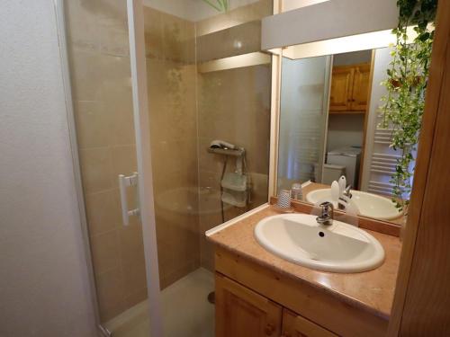 La salle de bains est pourvue d'un lavabo et d'une douche. dans l'établissement Appartement Arêches-Beaufort, 4 pièces, 10 personnes - FR-1-342-209, à Beaufort