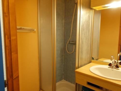 Photo de la galerie de l'établissement Appartement cosy 2-4 pers, cœur de village, proche pistes, piscine l'été - FR-1-342-207, à Beaufort