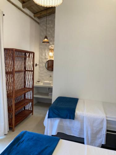 a bedroom with two beds and a sink in a room at Pousada Vila Mangaba in Arraial d'Ajuda