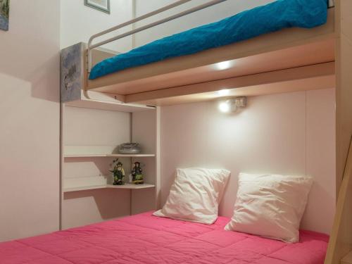 - une chambre avec 2 lits superposés et des draps roses dans l'établissement Studio Montagne Montgenèvre - 5 pers, Balcon Sud, Proche Pistes et Navette - FR-1-330D-3, à Montgenèvre