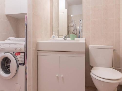 une salle de bain avec toilettes et lavabo et une machine à laver dans l'établissement Appartement spacieux 6 pers, 2 chambres, animaux admis - Montgenèvre - FR-1-330D-62, à Montgenèvre