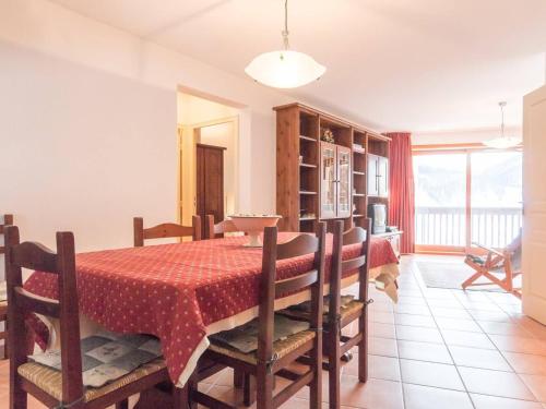 une salle à manger avec une table et quelques chaises dans l'établissement Appartement spacieux 6 pers, 2 chambres, animaux admis - Montgenèvre - FR-1-330D-62, à Montgenèvre