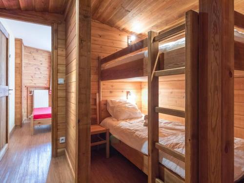 a bedroom with bunk beds in a wooden cabin at Appartement Montgenèvre, 2 pièces, 6 personnes - FR-1-330D-68 in Montgenèvre