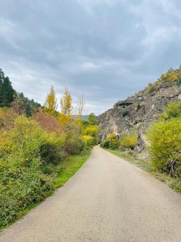 a dirt road in the middle of a mountain at Alojamiento Rural Los Hacheros in Tragacete