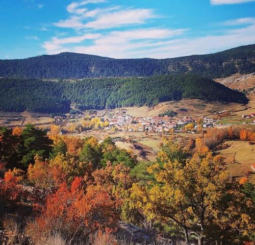 a town in the middle of a valley with trees at Alojamiento Rural Los Hacheros in Tragacete