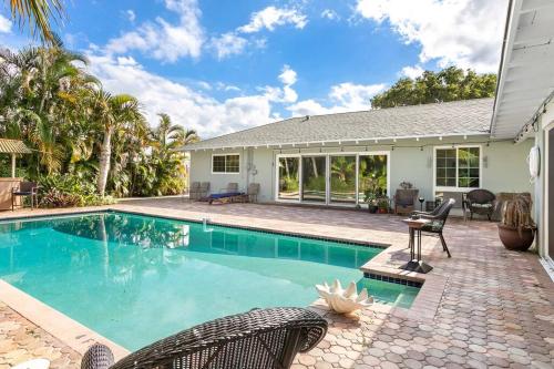 ein Pool vor einem Haus in der Unterkunft Tropical Oasis - Heated Pool - 4 BE/2BA- 8 beds in North Palm Beach