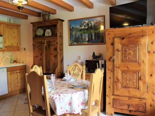 une salle à manger avec une table, des chaises et une télévision dans l'établissement Appartement cosy 2 pièces, 6 couchages, à 100m des pistes et commerces, Vars Les Claux - FR-1-330B-151, à Vars