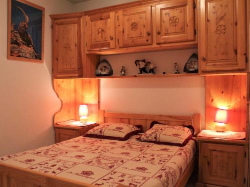 - une chambre avec un lit et des placards en bois dans l'établissement Appartement Vars, 2 pièces, 6 personnes - FR-1-330B-151, à Vars