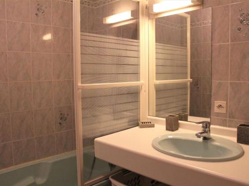 ein Bad mit einem Waschbecken und einer Dusche in der Unterkunft Appartement Vars, 2 pièces, 6 personnes - FR-1-330B-151 in Vars