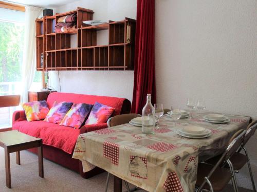 un salon avec un canapé rouge et une table dans l'établissement Studio avec Balcon Proche des Pistes et Commerces à Vars - 2 Couchages, Parking Inclus - FR-1-330B-153, à Vars