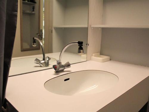 un comptoir de salle de bain avec un lavabo et un miroir dans l'établissement Studio avec Balcon Proche des Pistes et Commerces à Vars - 2 Couchages, Parking Inclus - FR-1-330B-153, à Vars