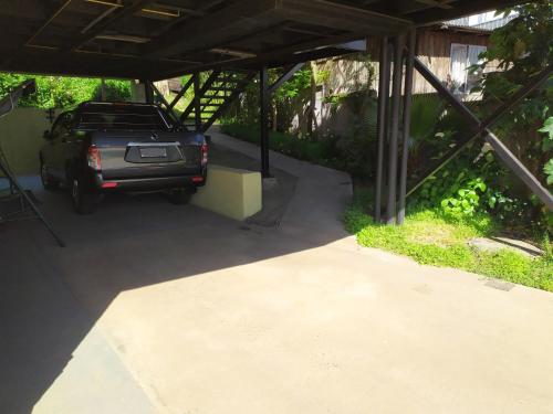 a truck is parked under a garage at Departamentos Turísticos J&M en Dichato in Dichato