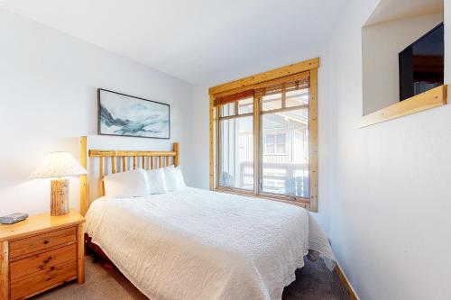 1 dormitorio con cama y ventana en Tucker Mountain Lodge 307a, en Copper Mountain