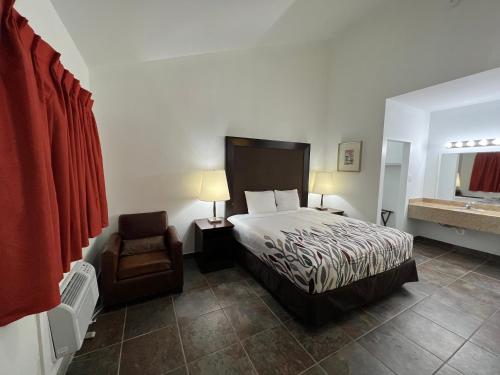 Säng eller sängar i ett rum på Bass Inn - Choke Canyon National Park