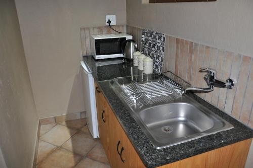 A kitchen or kitchenette at Ukutula Lion Lodge