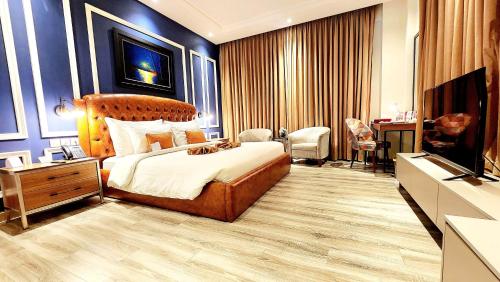 ラホールにあるBest Western Premier Hotel Gulberg Lahoreのベッドとテレビが備わるホテルルームです。