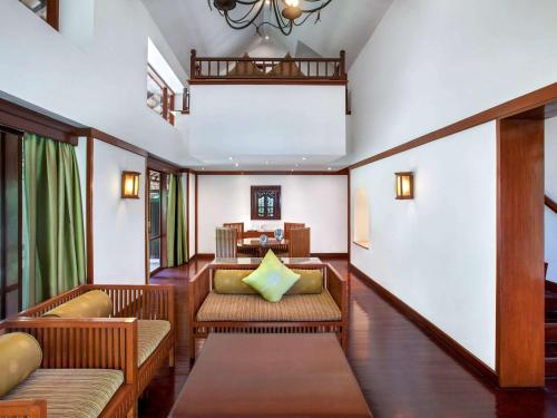 un soggiorno con divani e tavolo di Novotel Bogor Golf Resort a Bogor