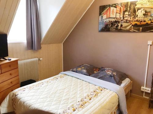 una camera da letto con un letto e un dipinto sul muro di Parisian Forest a Cesson