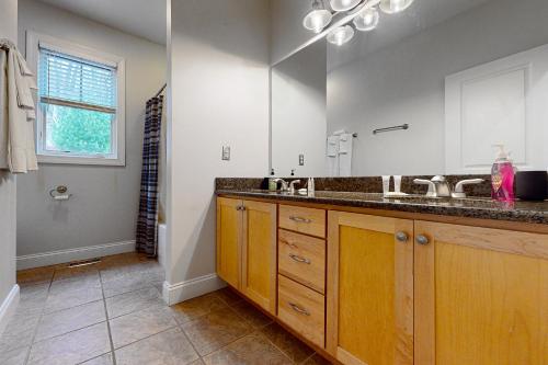 uma casa de banho com 2 lavatórios e um espelho grande em 6 Fieldstone Ct em Lake Harmony