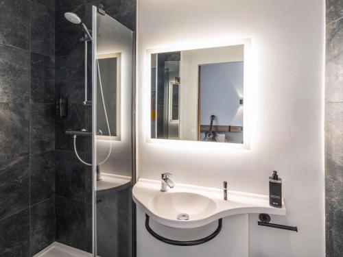 een badkamer met een wastafel en een douche bij ibis Brest Centre in Brest