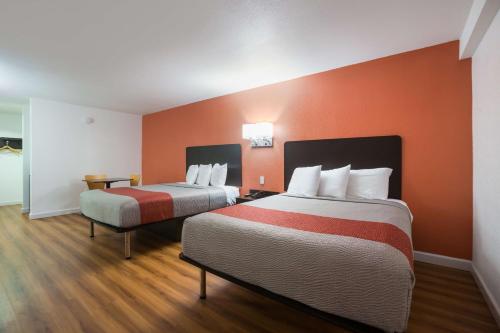 Кровать или кровати в номере Motel 6-Suwanee, GA - Gwinnett Center