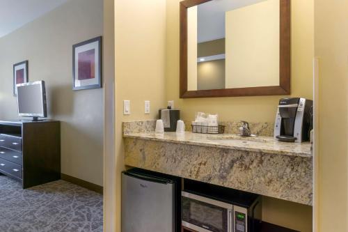 una camera d'albergo con lavandino e specchio di Best Western Plus Lacey Inn & Suites a Lacey