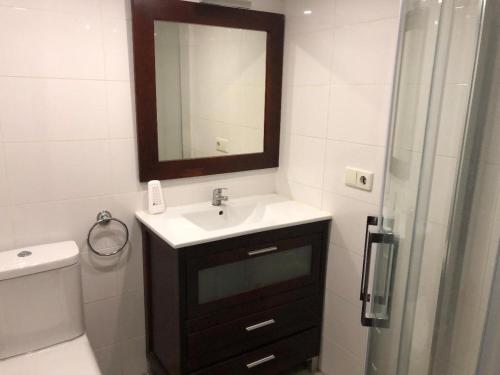 A bathroom at PUENTECUERVO BAJO