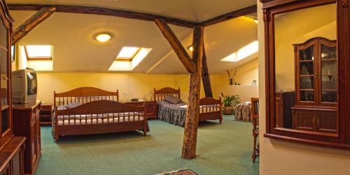 En eller flere senge i et værelse på Hotel Zlatá Stoupa