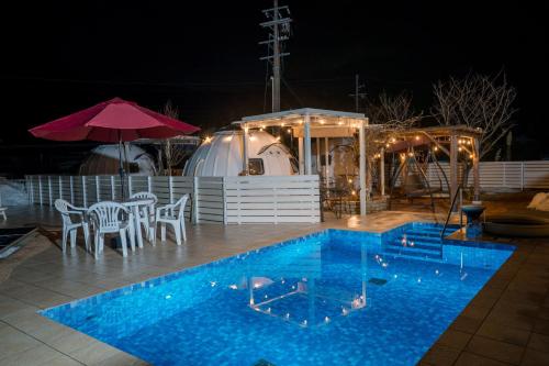 Bazén v ubytování RESORT SPA FutureRESORT nebo v jeho okolí